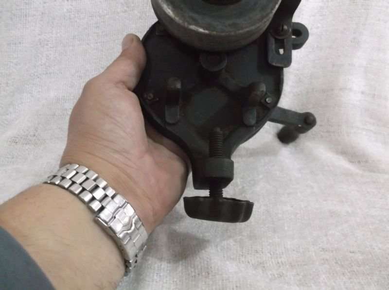 AWESOME !!! A VINTAGE MANUAL BENCH GRINDER ...WIND UP .... WORKS VERY WELL !!