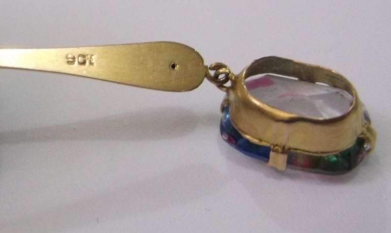 A STUNNING ANTIQUE 9 CARAT GOLD NECKLACE WITH TEAR SHAPED PENDANT AND FACETED RAINBOW LOOK STONE