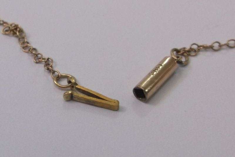 A STUNNING ANTIQUE 9 CARAT GOLD NECKLACE WITH TEAR SHAPED PENDANT AND FACETED RAINBOW LOOK STONE