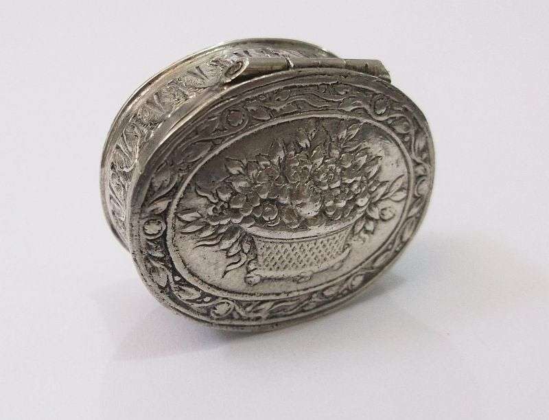 AN IMPORTANT ANTIQUE SOLID SILVER PILL BOX BY GERMAN SILVERSMITH KARL KURZ ....SUPER RARE !!!!!!!!!!