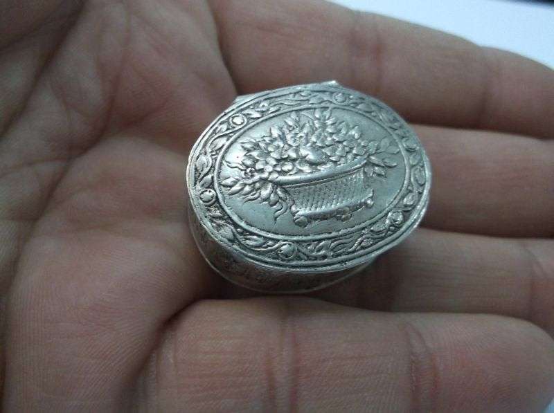 AN IMPORTANT ANTIQUE SOLID SILVER PILL BOX BY GERMAN SILVERSMITH KARL KURZ ....SUPER RARE !!!!!!!!!!