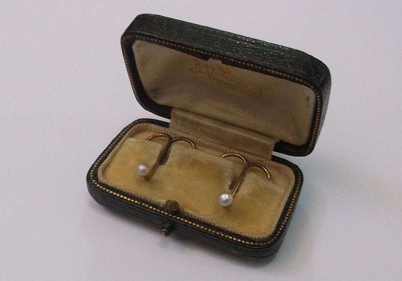 WOW !! A RARE PAIR OF COLLAR CLIPS "EMBELLISHMENTS" FROM THE VICTORIAN ERA WITH ORIGINAL BOX !!