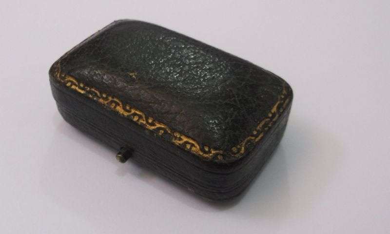 WOW !! A RARE PAIR OF COLLAR CLIPS "EMBELLISHMENTS" FROM THE VICTORIAN ERA WITH ORIGINAL BOX !!