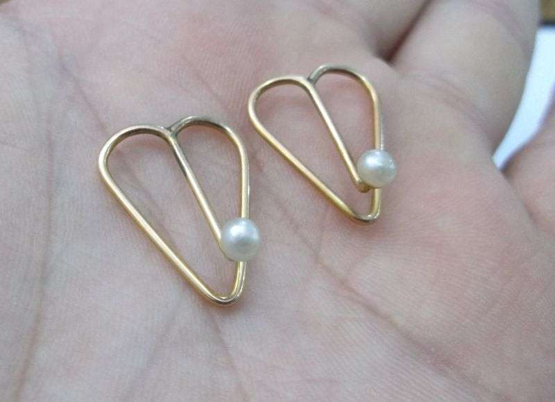 WOW !! A RARE PAIR OF COLLAR CLIPS "EMBELLISHMENTS" FROM THE VICTORIAN ERA WITH ORIGINAL BOX !!