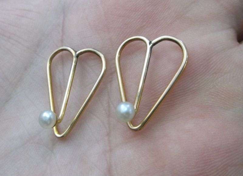 WOW !! A RARE PAIR OF COLLAR CLIPS "EMBELLISHMENTS" FROM THE VICTORIAN ERA WITH ORIGINAL BOX !!