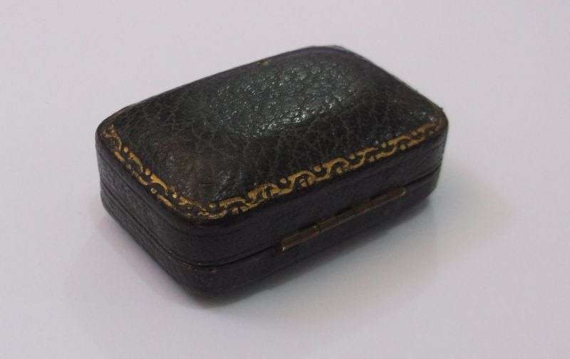 WOW !! A RARE PAIR OF COLLAR CLIPS "EMBELLISHMENTS" FROM THE VICTORIAN ERA WITH ORIGINAL BOX !!