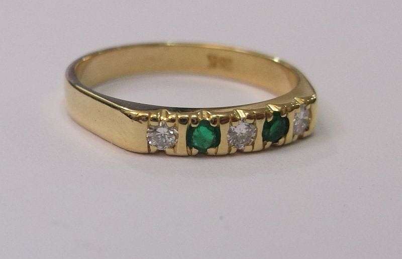 R 10 000 VALUE !!! A SPECTACULAR VINTAGE 18 CARAT GOLD RING SET WITH EMERALDS AND DIAMONDS ...WOW !!
