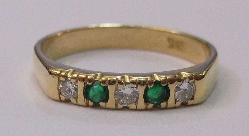 R 10 000 VALUE !!! A SPECTACULAR VINTAGE 18 CARAT GOLD RING SET WITH EMERALDS AND DIAMONDS ...WOW !!