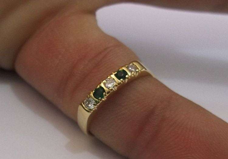 R 10 000 VALUE !!! A SPECTACULAR VINTAGE 18 CARAT GOLD RING SET WITH EMERALDS AND DIAMONDS ...WOW !!