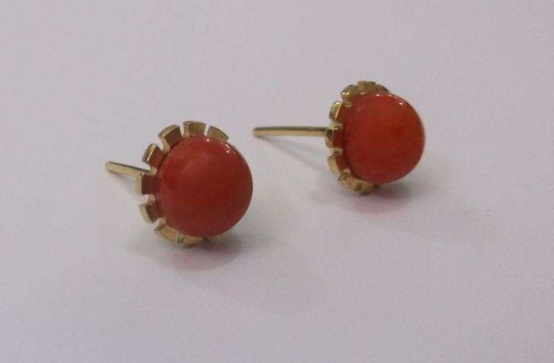 A GORGEOUS VINTAGE PAIR OF 14 CARAT GOLD AND CORAL EARRINGS ...MUST HAVE !!