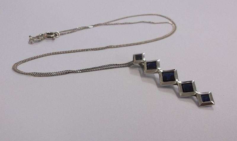A GORGEOUS 9 CARAT WHITE GOLD PENDANT SET WITH 5 FACETED BLUE SAPPHIRES " UNIQUE DESIGNER PIECE "