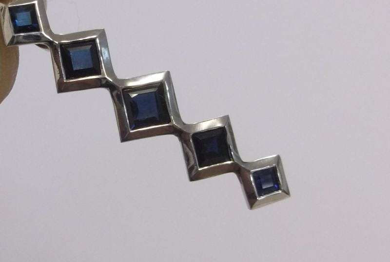 A GORGEOUS 9 CARAT WHITE GOLD PENDANT SET WITH 5 FACETED BLUE SAPPHIRES " UNIQUE DESIGNER PIECE "