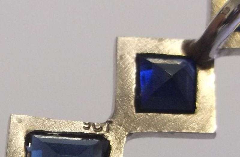 A GORGEOUS 9 CARAT WHITE GOLD PENDANT SET WITH 5 FACETED BLUE SAPPHIRES " UNIQUE DESIGNER PIECE "