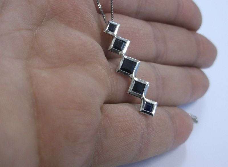A GORGEOUS 9 CARAT WHITE GOLD PENDANT SET WITH 5 FACETED BLUE SAPPHIRES " UNIQUE DESIGNER PIECE "