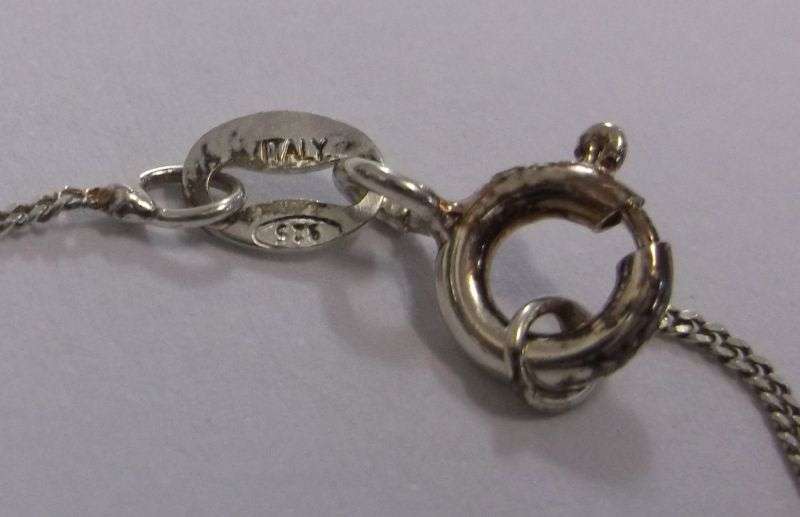 A GORGEOUS 9 CARAT WHITE GOLD PENDANT SET WITH 5 FACETED BLUE SAPPHIRES " UNIQUE DESIGNER PIECE "