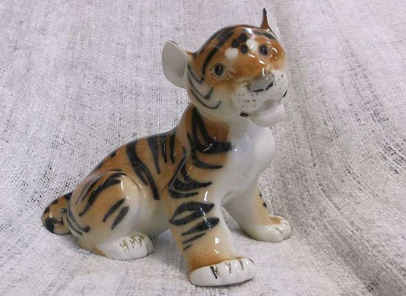 AN AWFULLY CUTE VINTAGE TIGER CUB PORCELAIN ORNAMENT BY LOMONOSOV USSR ...RUSSIAN QUALITY...WOW !!!