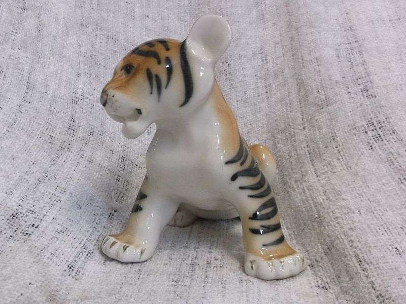AN AWFULLY CUTE VINTAGE TIGER CUB PORCELAIN ORNAMENT BY LOMONOSOV USSR ...RUSSIAN QUALITY...WOW !!!