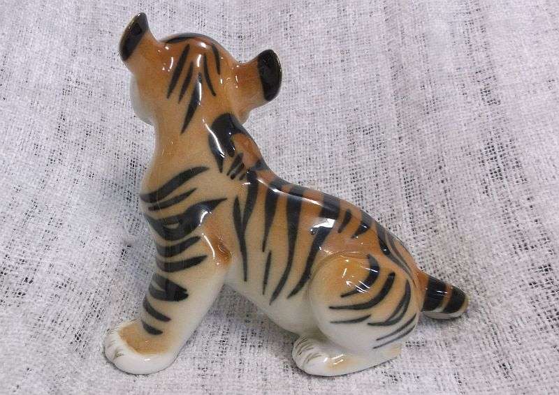 AN AWFULLY CUTE VINTAGE TIGER CUB PORCELAIN ORNAMENT BY LOMONOSOV USSR ...RUSSIAN QUALITY...WOW !!!