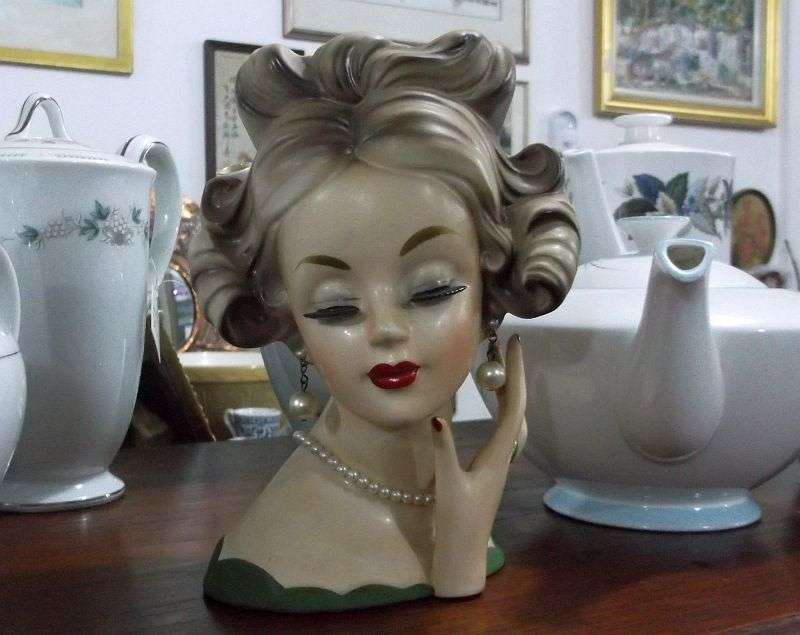 AN EXQUISITE AND RARE 1950`S JAPANESE PORCELAIN HEAD VASE...ULTRA STYLISH AND EYE CATCHING...WOW !!!