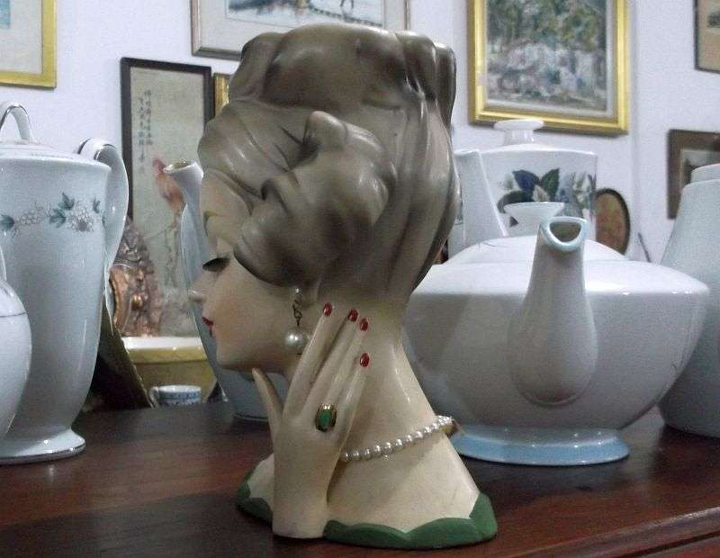 AN EXQUISITE AND RARE 1950`S JAPANESE PORCELAIN HEAD VASE...ULTRA STYLISH AND EYE CATCHING...WOW !!!