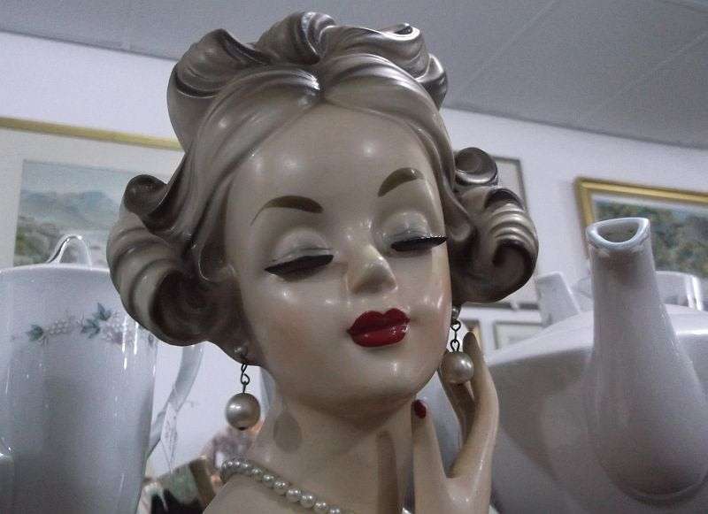 AN EXQUISITE AND RARE 1950`S JAPANESE PORCELAIN HEAD VASE...ULTRA STYLISH AND EYE CATCHING...WOW !!!