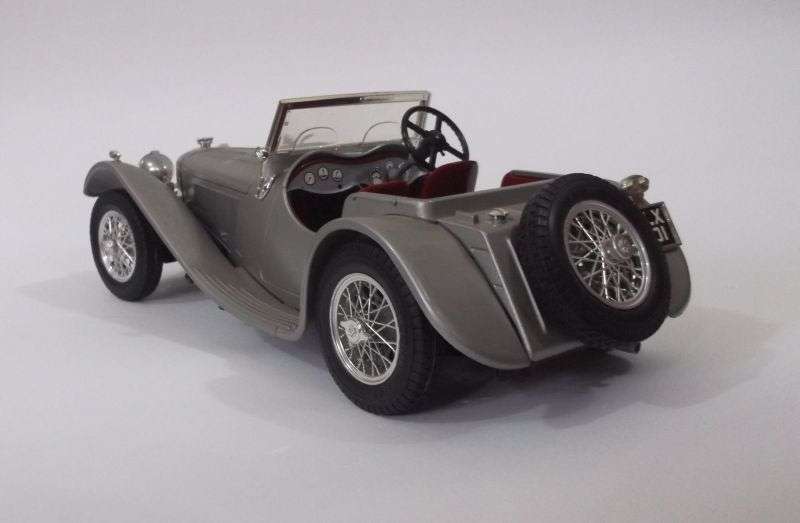 CLASS ACT !!! A 1:18 SCALE DIE CAST METAL DISPLAY MODEL OF THE 1937 JAGUAR SS 100 ....WOW !!!!!!!!!!