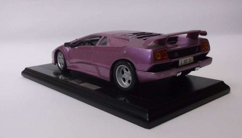 WOW !! A SUPERB QUALITY DIE CAST METAL 1:18 SCALE DISPLAY MODEL OF THE LAMBORGHINI 30 SE...STUNNER !