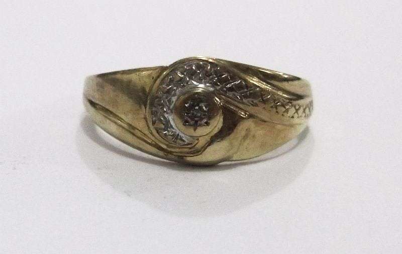 WOW !! WOW !! A SMART AND STYLISH SOLID 9 CARAT GOLD RING SET WITH A TINY DIAMOND CHIP