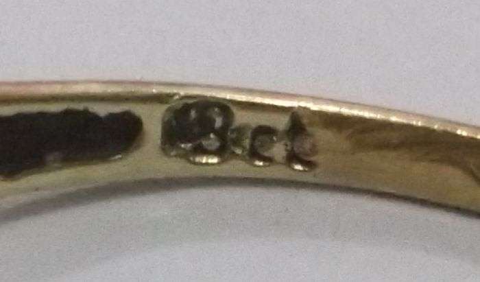 WOW !! WOW !! A SMART AND STYLISH SOLID 9 CARAT GOLD RING SET WITH A TINY DIAMOND CHIP