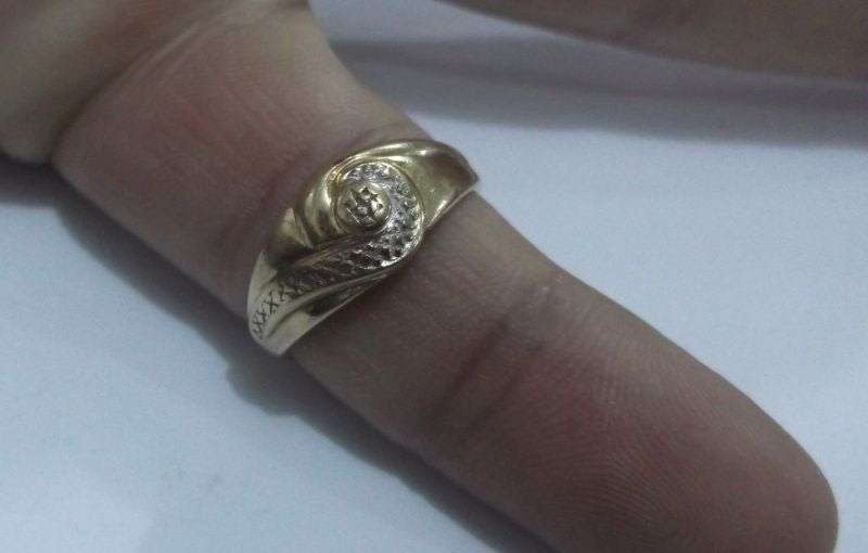 WOW !! WOW !! A SMART AND STYLISH SOLID 9 CARAT GOLD RING SET WITH A TINY DIAMOND CHIP