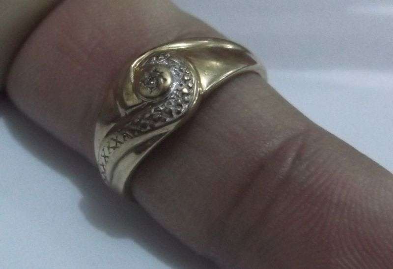 WOW !! WOW !! A SMART AND STYLISH SOLID 9 CARAT GOLD RING SET WITH A TINY DIAMOND CHIP