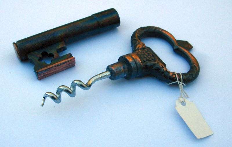 VINTAGE CONCEALED CORKSCREW IN THE SHAPE OF A KEY