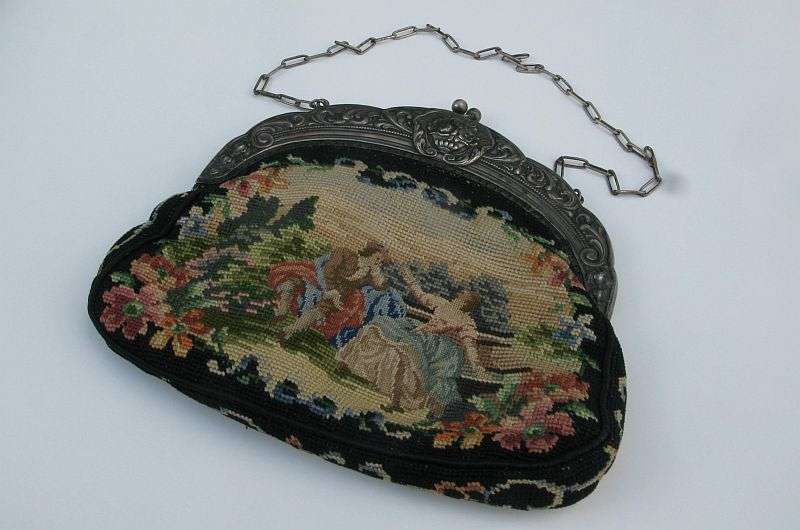A BEAUTIFUL VICTORIAN ERA EMBROIDERED LADIES PURSE WITH ROMANTIC THEME