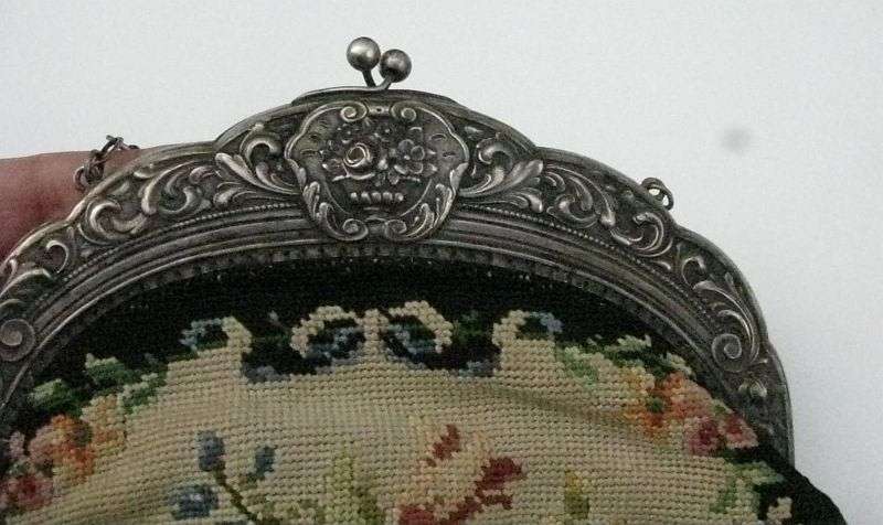 A BEAUTIFUL VICTORIAN ERA EMBROIDERED LADIES PURSE WITH ROMANTIC THEME