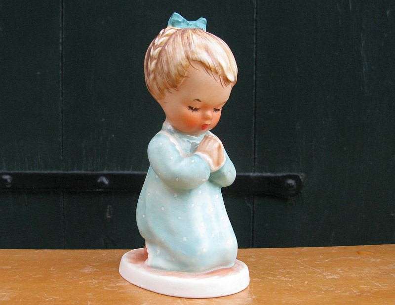 SO SWEET !! A VINTAGE PRAYING GIRL FIGURE BY GERMAN MAKER GOEBEL ...MUST SEE ...MUST HAVE !!
