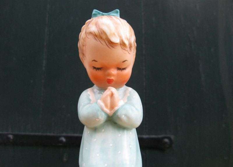SO SWEET !! A VINTAGE PRAYING GIRL FIGURE BY GERMAN MAKER GOEBEL ...MUST SEE ...MUST HAVE !!