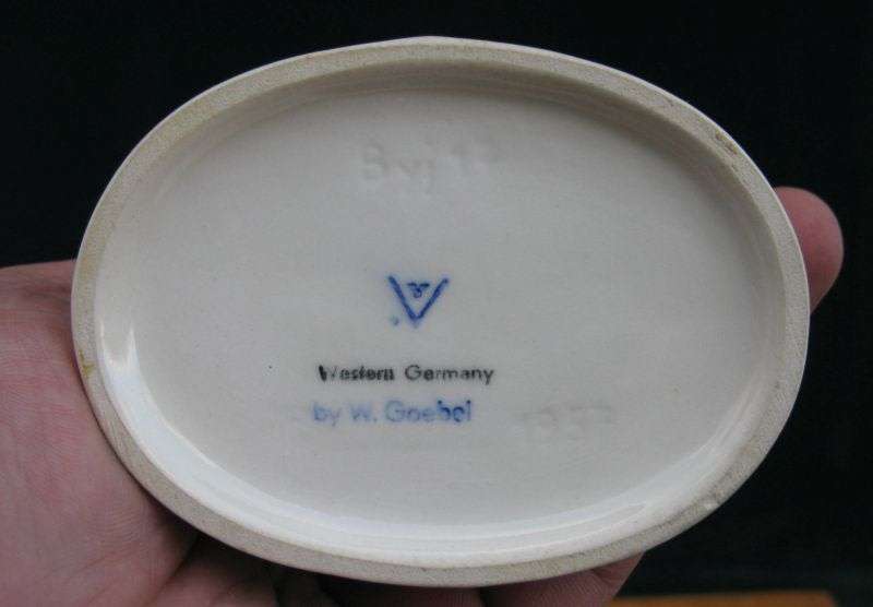 SO SWEET !! A VINTAGE PRAYING GIRL FIGURE BY GERMAN MAKER GOEBEL ...MUST SEE ...MUST HAVE !!