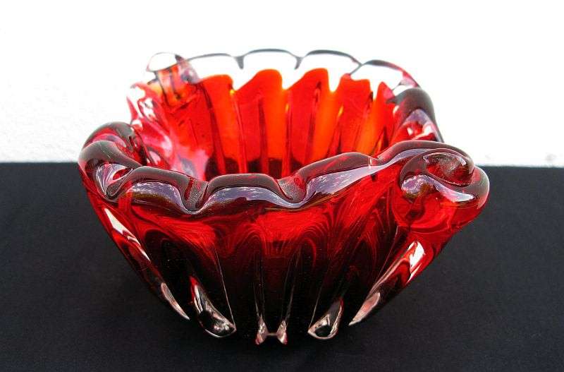 A GORGEOUS VINTAGE 1950`S BLOOD RED MURANO GLASS ASHTRAY WITH TWISTS AND SWIRLS ...WOW !!!