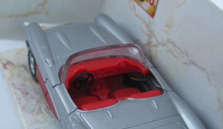 CLASSIC !! A 1:39 SCALE DIE CAST METAL MODEL OF THE 1957 CHEVROLET CORVETTE BY MAISTO...COOL !!