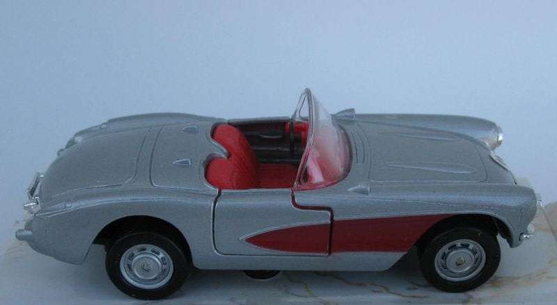 CLASSIC !! A 1:39 SCALE DIE CAST METAL MODEL OF THE 1957 CHEVROLET CORVETTE BY MAISTO...COOL !!