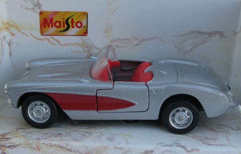 CLASSIC !! A 1:39 SCALE DIE CAST METAL MODEL OF THE 1957 CHEVROLET CORVETTE BY MAISTO...COOL !!