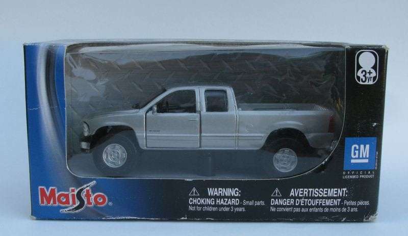 A VERY MANLY 1:48 SCALE DIE CAST METAL MODEL OF THE CHEVROLET SILVERADO...COOL !!