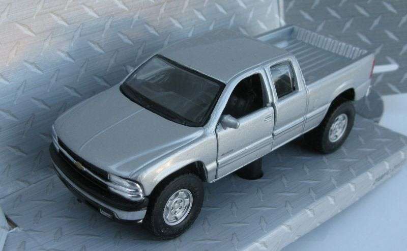 A VERY MANLY 1:48 SCALE DIE CAST METAL MODEL OF THE CHEVROLET SILVERADO...COOL !!
