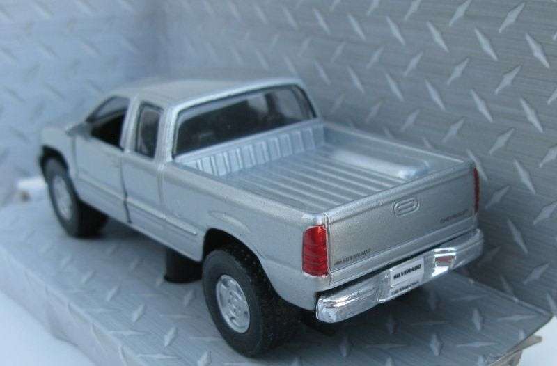 A VERY MANLY 1:48 SCALE DIE CAST METAL MODEL OF THE CHEVROLET SILVERADO...COOL !!