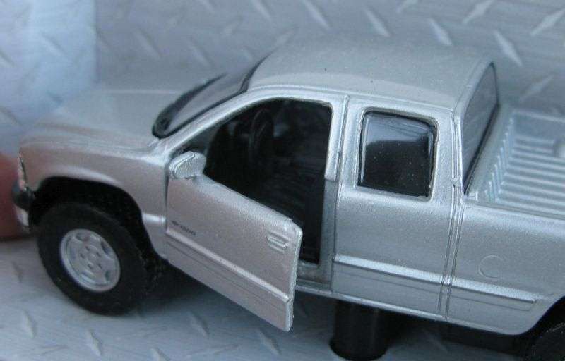 A VERY MANLY 1:48 SCALE DIE CAST METAL MODEL OF THE CHEVROLET SILVERADO...COOL !!
