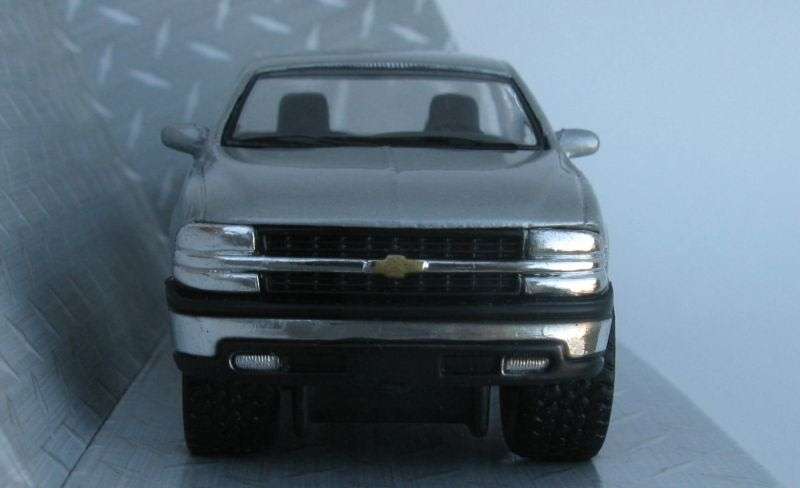 A VERY MANLY 1:48 SCALE DIE CAST METAL MODEL OF THE CHEVROLET SILVERADO...COOL !!