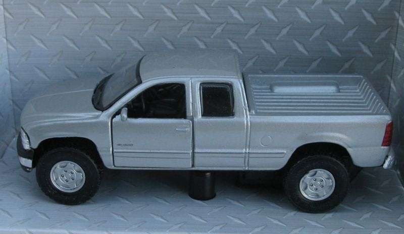 A VERY MANLY 1:48 SCALE DIE CAST METAL MODEL OF THE CHEVROLET SILVERADO...COOL !!