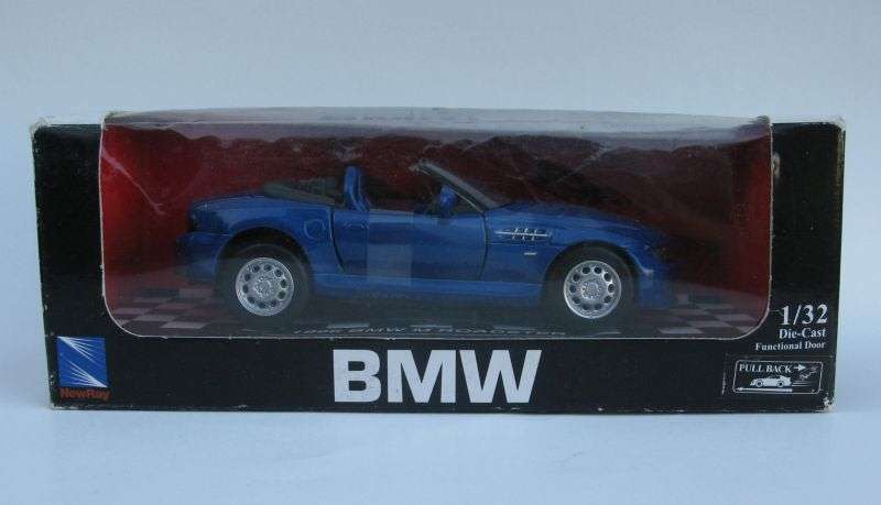 AN EYE CATCHING 1:32 SCALE DIE CAST METAL MODEL OF THE 1996 BMW M ROADSTER BY NEWRAY ...COOL !!