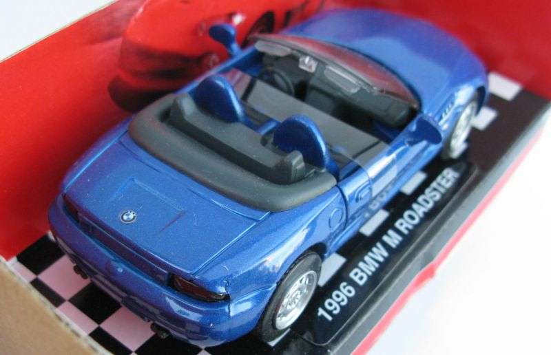 AN EYE CATCHING 1:32 SCALE DIE CAST METAL MODEL OF THE 1996 BMW M ROADSTER BY NEWRAY ...COOL !!