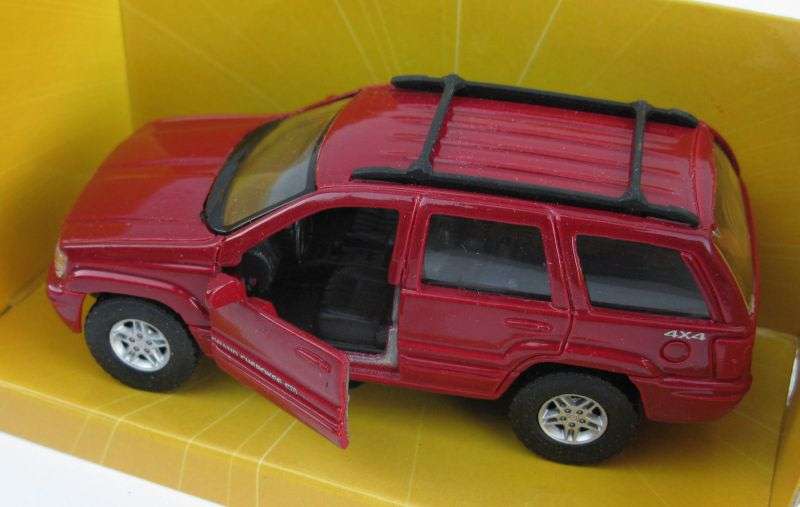 A HIGHLY DETAILED 1:42 SCALE DIE CAST METAL MODEL OF THE JEEP GRAND CHEROKEE BY MAISTO !!